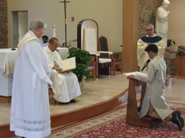Bro. Francis Chazhikattu makes his first profession before Fr. Dominic Tran, witnessed by Frs. James Horan and Franco Pinto.