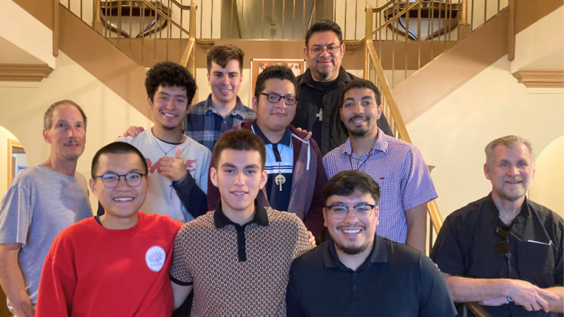 Come and See attendees with Fr. Jim Berning (left), Fr. Miguel Suarez (top, right), Br. Rafael Vargas, (second row, right), and Fr. Dave Sajdak, SDBs (right) | Photo by Fr. Steve DeMaio, SDB Come And See Weekend Chicago