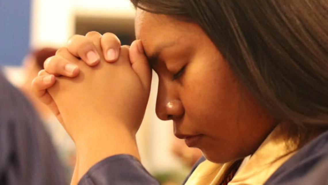 A Cristo Rey Tampa student prays during the Baccalaureate Mass | Photo courtesy of Cristo Rey Tampa Salesian High School's Facebook SYM Corner 06.14.23