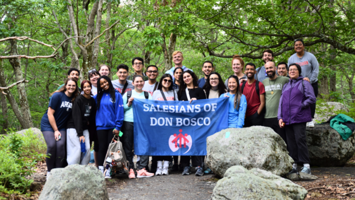 YAR 2023 attendees with the Salesian flag | Photo by Ms. Anna Swartzberg YAR 2023