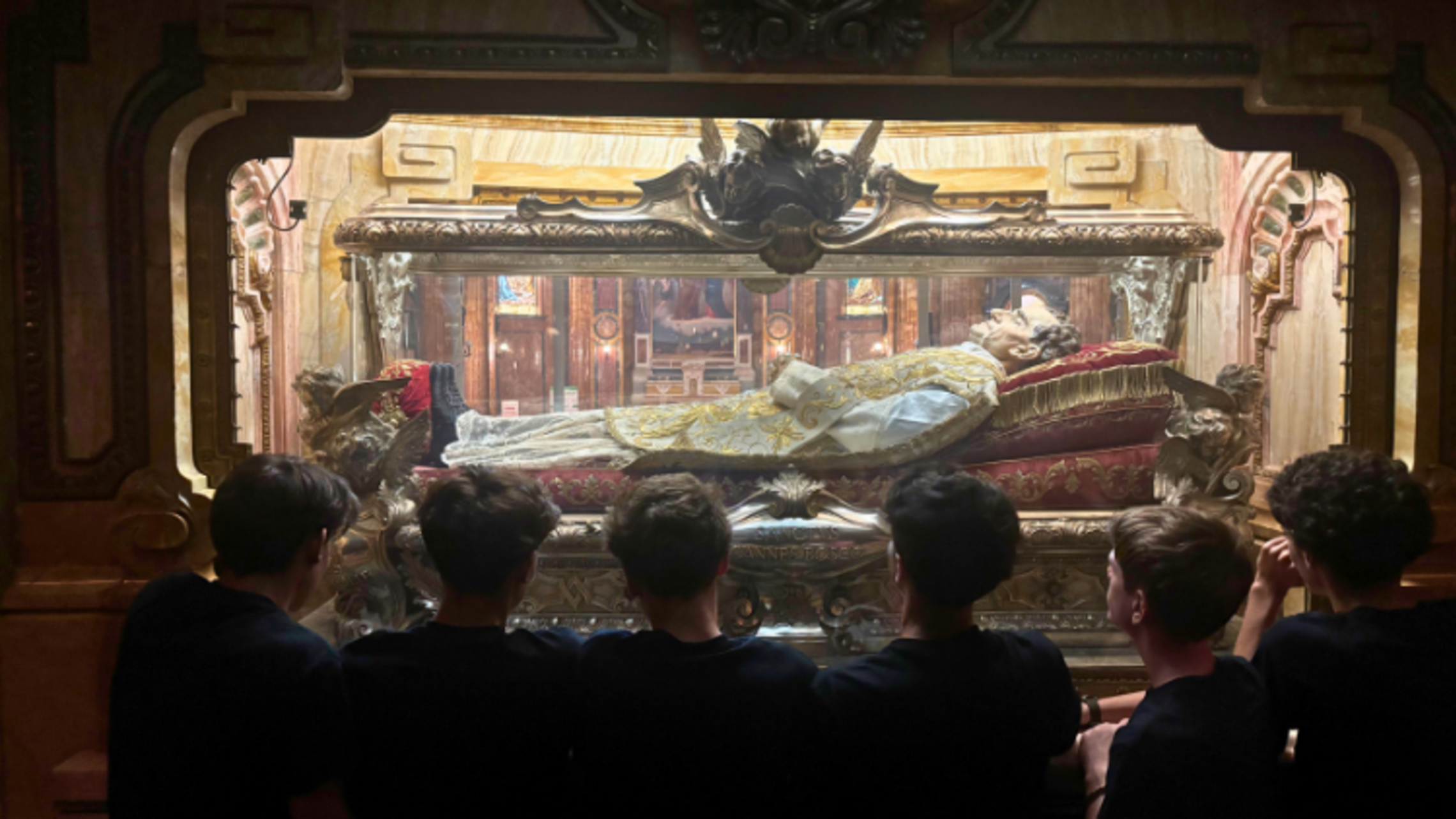Le Salesien students visit Don Bosco's final resting place during their trip to Italy. | Credit: Fr. Alain Léonard, SDB Salesian News N. 348 Web